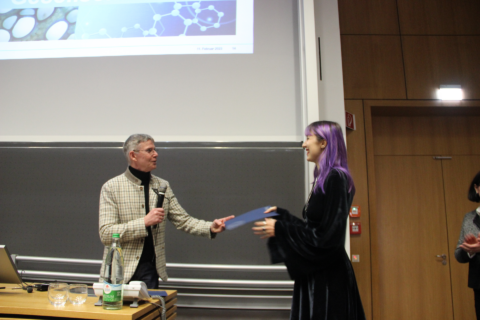 Prof. Dr. Sonnweald überreicht den Preis der deutschen botanischen Gesellschaft