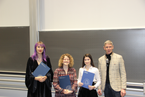Die drei Master-Preisträgerinnen mit Departmentsprecher Prof. Dr. Sonnewald
